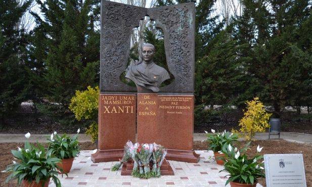 В Испании торжественно открыли памятник советскому разведчику Хаджи-Умару Мамсурову