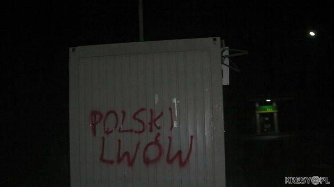 Во Львове на зданиях и памятниках появились многочисленные надписи "Польский Львов" и "Смерть бандеровцам" на польском языке