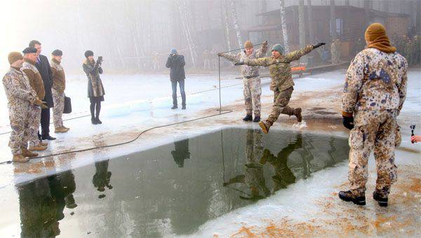 Мужественную латвийскую армию США и Канада учат выживать в холодной воде. Репетиция Ледового побоища?