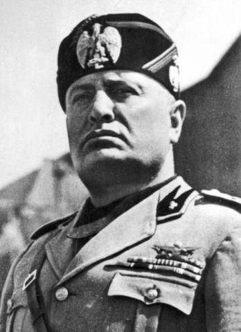 Benito Mussolini, vendi gadget. Rischi 2 anni carcere se
