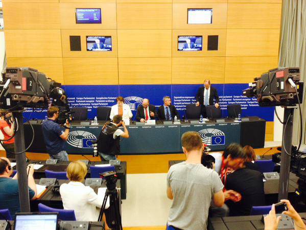 Премьер-министра Латвии Лаймдоту Страуюму в Европарламенте подняли на смех после её слов об успешном председательстве Латвии в ЕС