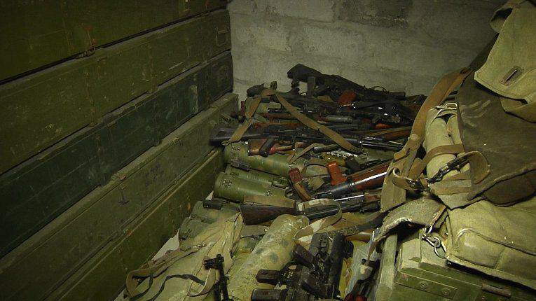 Склад с оружием и угнанными машинами обнаружен в ЛНР