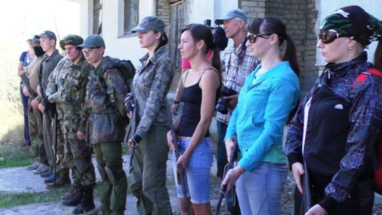 В Киеве начали обучать военному делу женщин