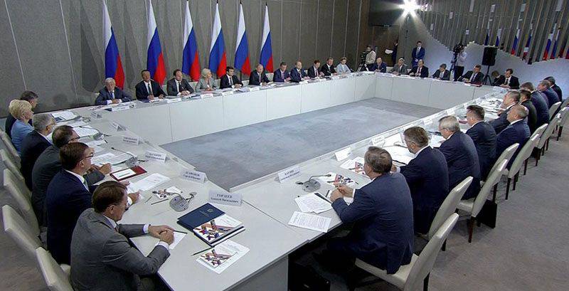 Порошенко заявил, что визит в Крым Владимир Путин должен был согласовать с ним