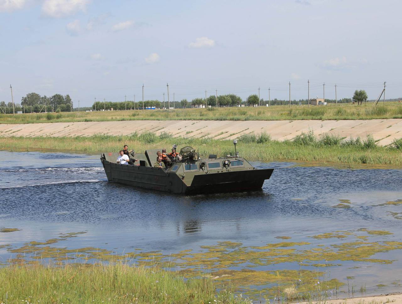 Плавающий транспортёр ПТС-4 — один из лучших в своём классе