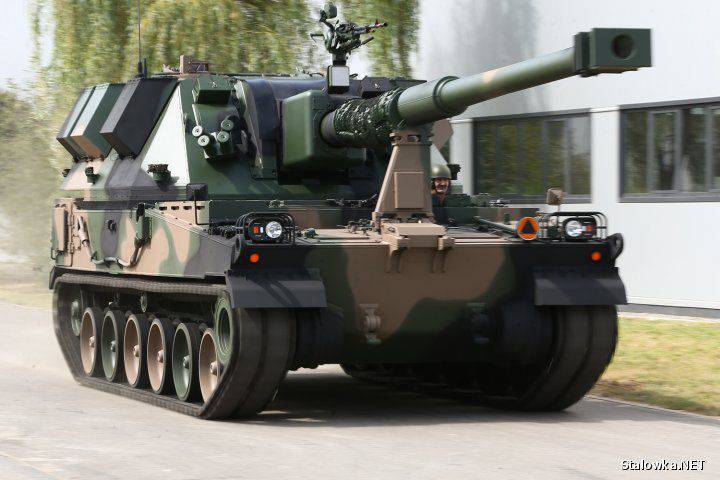 Польские предприятия представили две новые самоходные артиллерийские установки