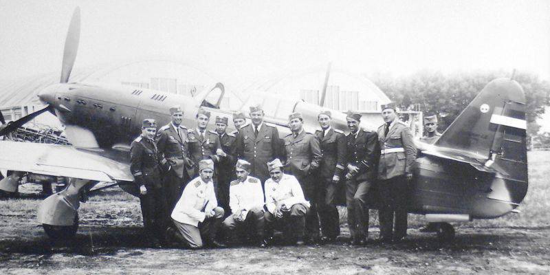 Пилоты ВВС Королевства Югославии у истребителя ИК-3, 1940 год