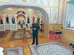 Начальник Минского суворовского военного училища генерал-майор Виктор Лисовский в училищном храме