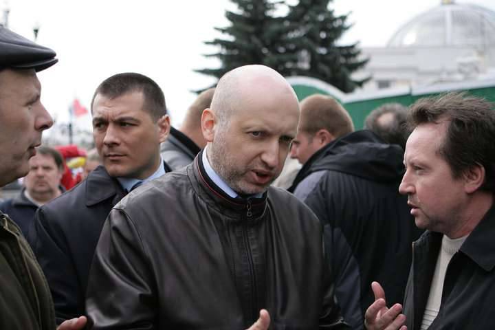 Турчинов требует от правительства Украины незамедлительного введения визового режима с Россией