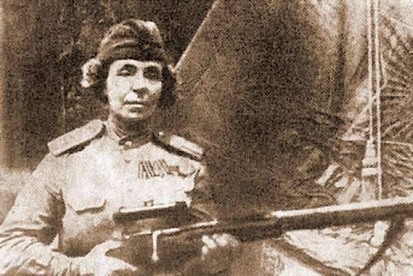 Снайпер Нина Петрова: "Бабушка будет полным кавалером, если доносит свою голову до конца..."