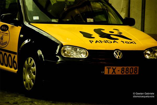 СМИ: Рижский таксист заявил, что на его автомобиль напали пьяные натовские солдаты
