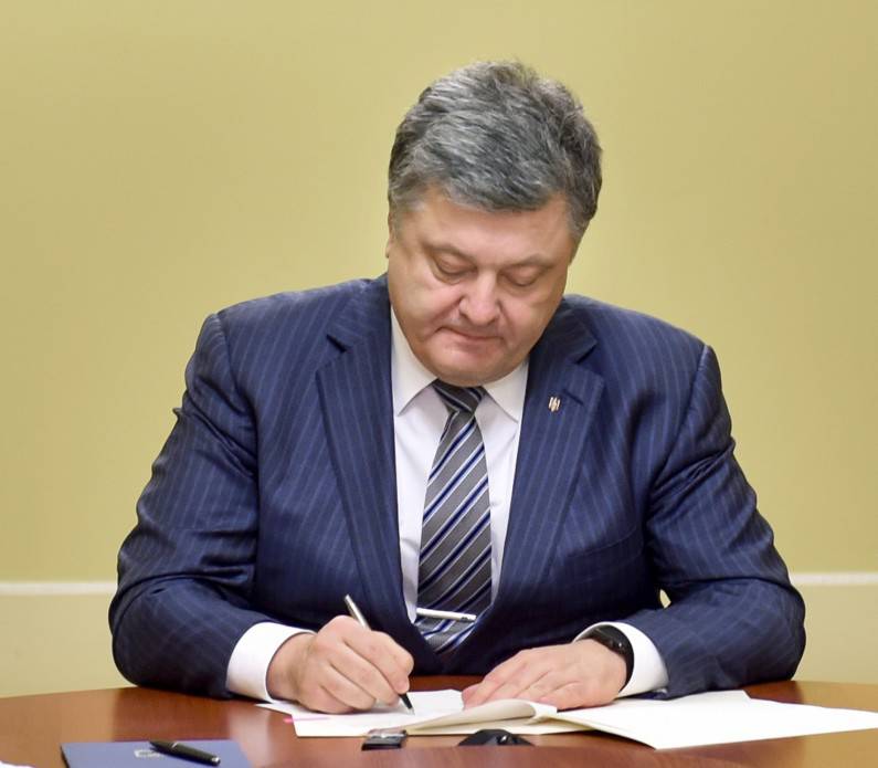 Порошенко подписал указ, разрешающий гражданам иностранных государств и лицам без гражданства проходить службу по контракту в украинской армии