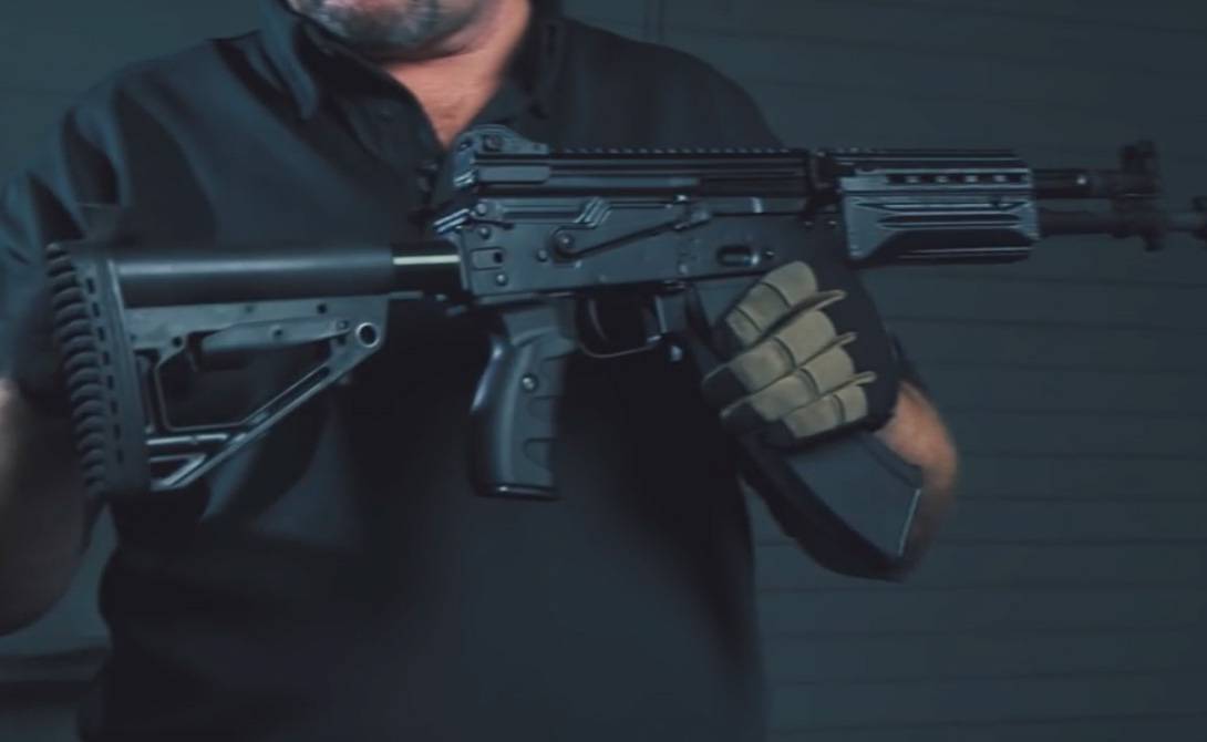 Kalashnikov AK-47 with folding butt FACTSHEET Total length 88 cms.