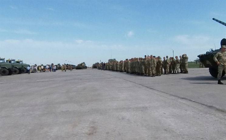 Порошенко бросает в Донбасс более 140 единиц военной техники