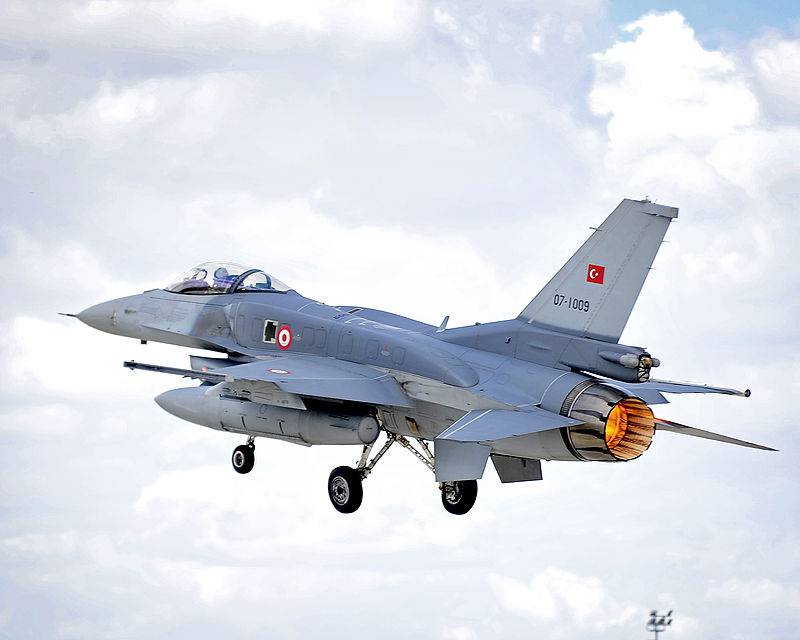СМИ: В Ираке сбит истребитель ВВС Турции