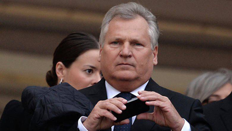 Экс-президент Польши: продажа вертолётов Caracal должна была компенсировать Парижу убытки, связанные с «российскими» вертолётоносцами