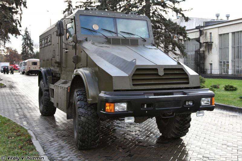 Ангольские пограничники пересаживаются на российские машины