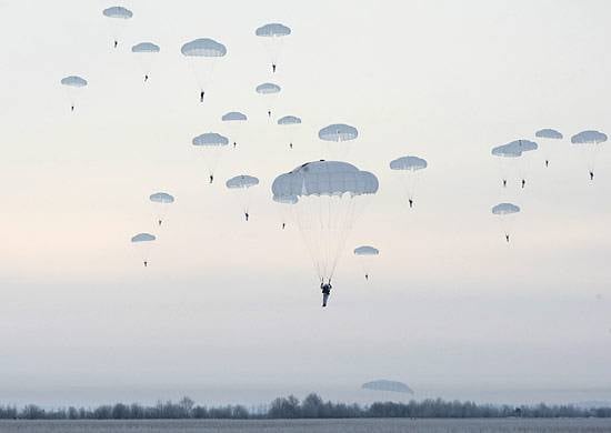 Продолжаются поиски пропавших после выполнения прыжка с парашютом десантников на Кубани