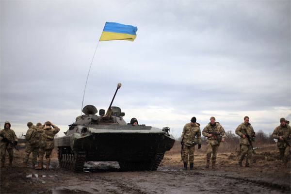 СМИ: Украинский военнослужащий на БМП сдался силовикам ЛНР