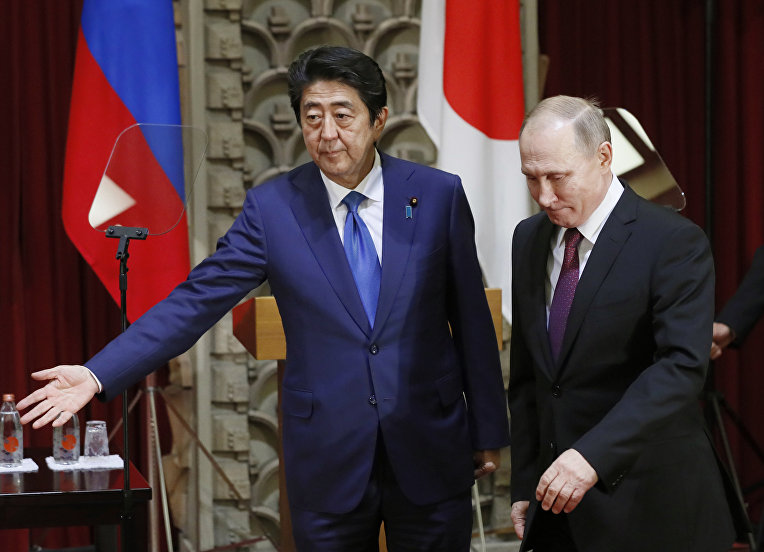 Визит Владимира Путина в Токио обрушил рейтинг кабинета министров Японии
