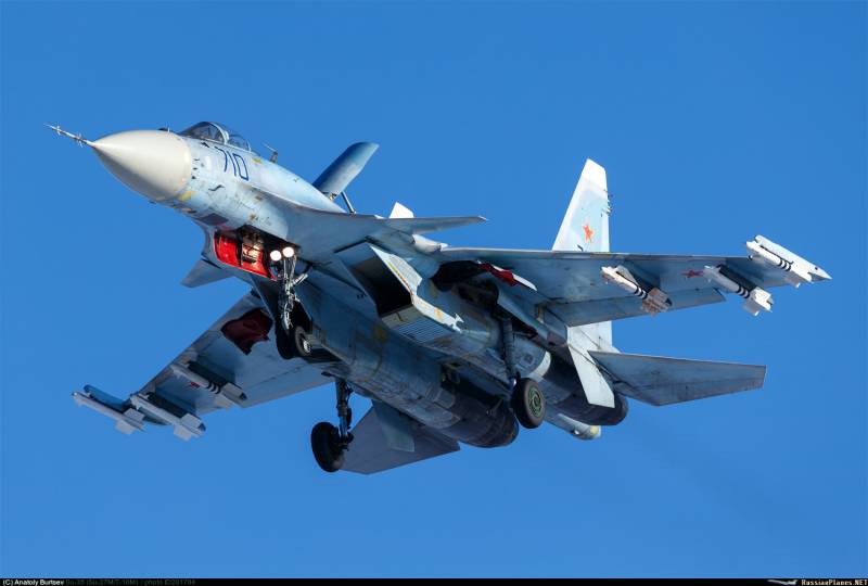 Предсерийный Су-35 продолжает полеты