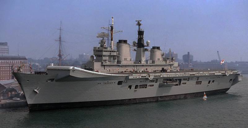 Бывший флагман ВМС Британии отправлен на утилизацию