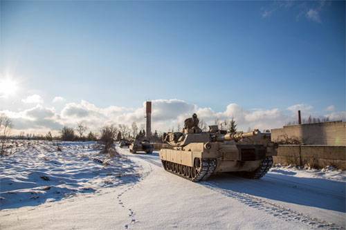Эстонские и американские военнослужащие осуществляют "марш" вдоль границы с РФ