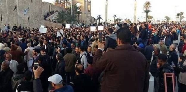 В Триполи боевики открыли огонь по участникам митинга