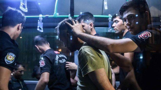 Из турецких военных вузов исключили более 16 тыс. курсантов и слушателей