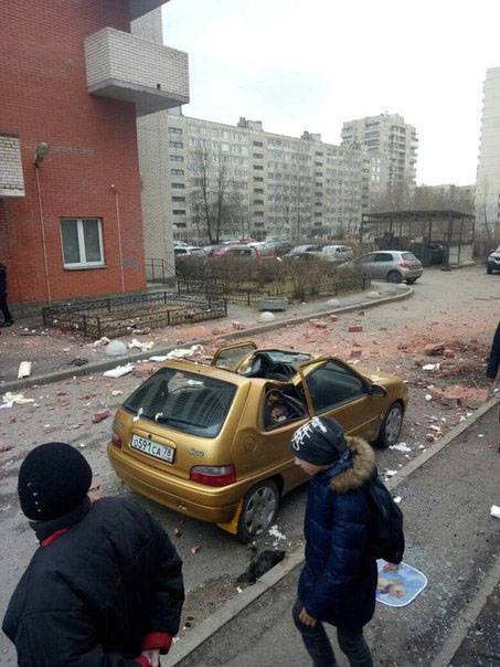 Очевидцы сообщают о двух сильных хлопках в доме по проспекту Солидарности в Санкт-Петербурге