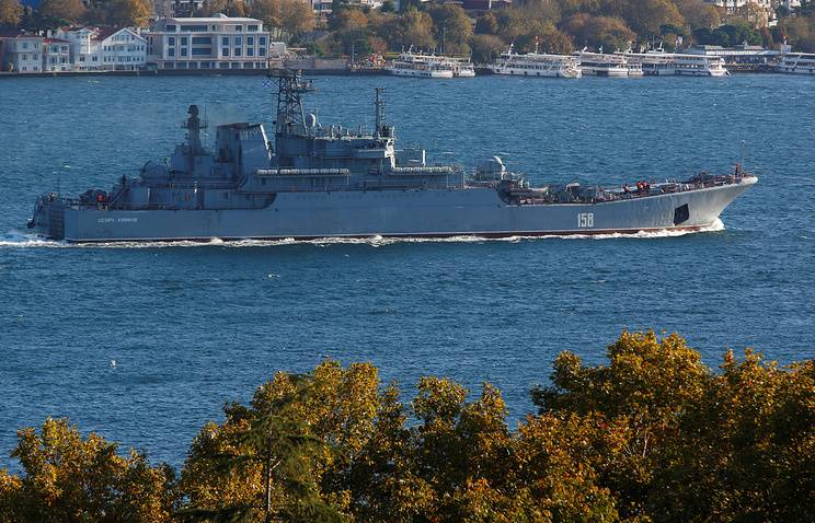 Российские корабли проходят Босфор под усиленной охраной из-за возможной атаки ИГ