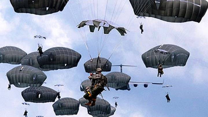 Во время показательного прыжка у десантника ВМС США не раскрылся парашют