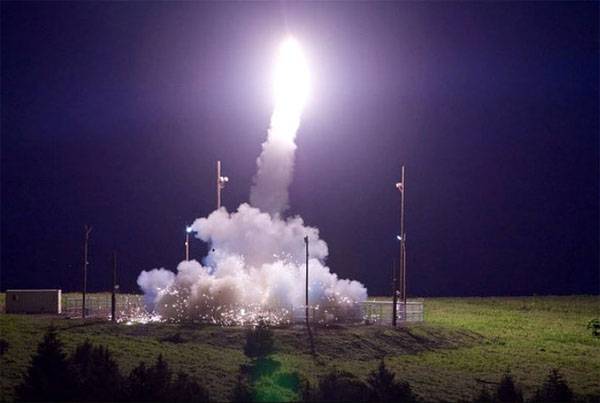 Пентагон: Американская система THAAD совершила перехват "аналога северокорейской ракеты"
