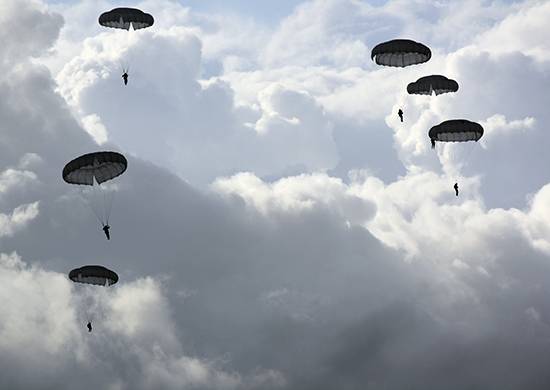 В ЗВО спецназ отрабатывает прыжки с парашютом с задержкой раскрытия купола