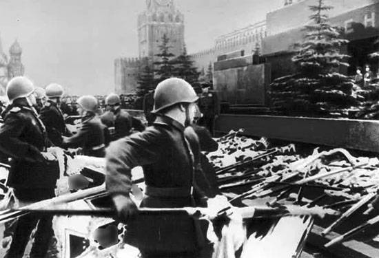 Суд отменил странный штраф за публикацию фотографии с Парада Победы 1945 года