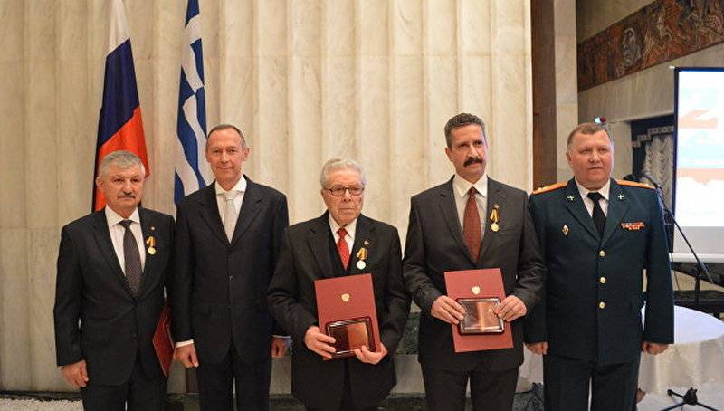 Минобороны наградило медалями трех граждан Греции