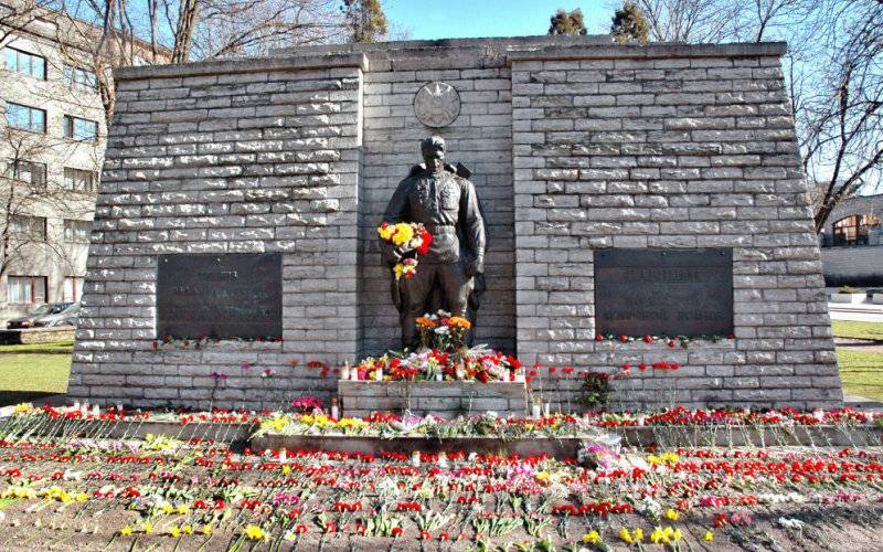 День Победы в Эстонии. Бронзовый солдат в Таллине утопает в цветах