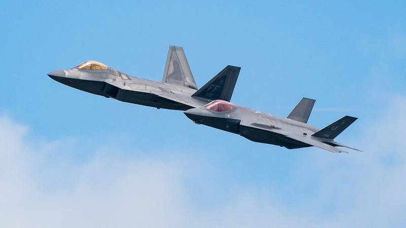 Американский журнал нашел новые уязвимости новейших  F-22 и F-35