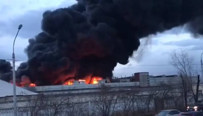 На территории оборонного завода'Красмаш вспыхнул пожар