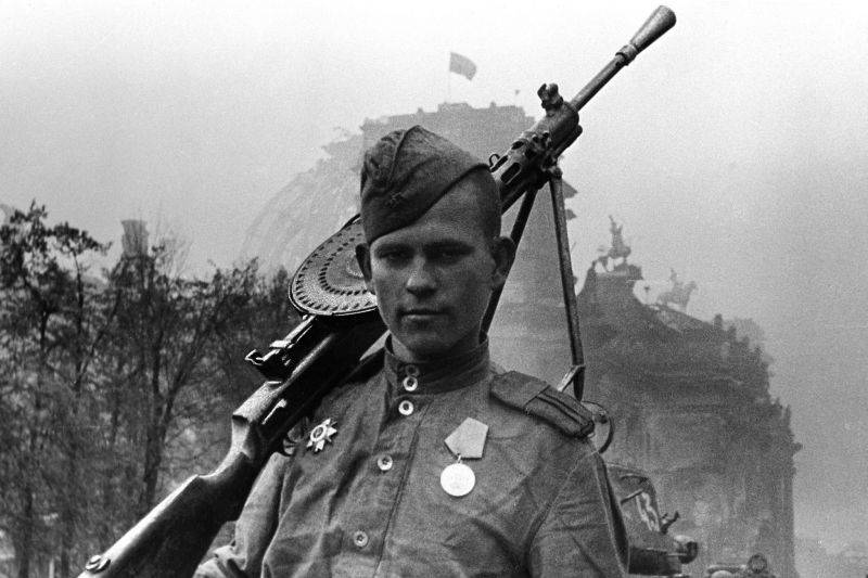 Как советских воинов-освободителей превратили в «насильников»