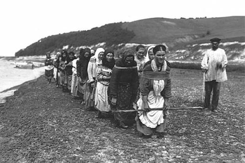 женщины-бурлаки на р. Сура 1910г