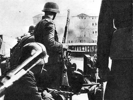 Гитлеровские солдаты во время боев