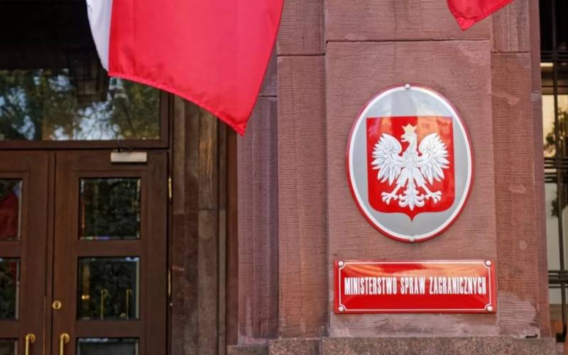 «Вслед за США»: Польша объявила трёх российских дипломатов персонами нон грата