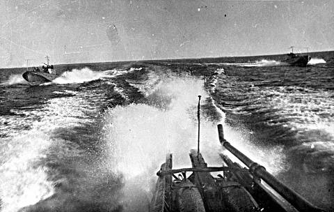 Атака советских торпедных катеров