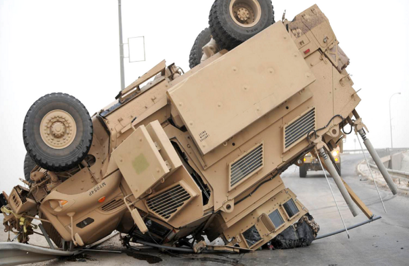 «Значительное число ДТП связано с опрокидыванием»: в ВС США оценили аварийность военного транспорта