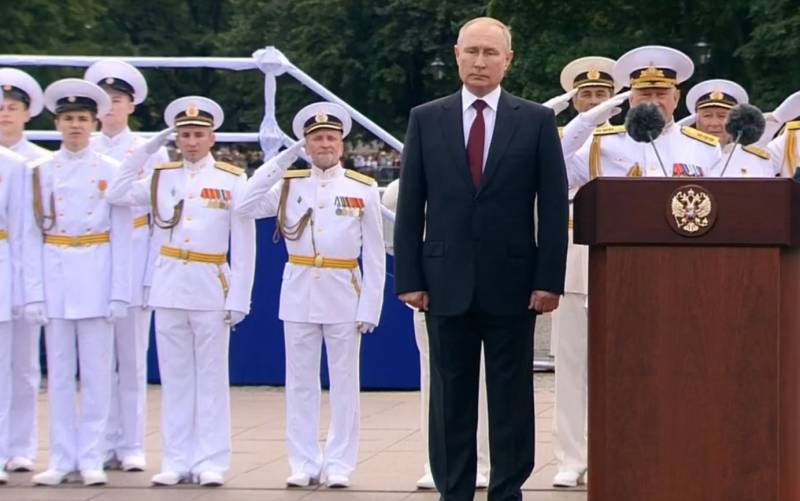 В ходе главного парада в День ВМФ РФ президент Путин напомнил о заветах Петра Великого