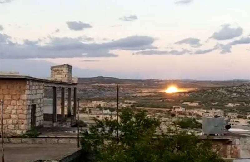 На юге Идлиба боевикам ударами с воздуха не дают сблизиться с турецким постом и укрыться от огня артиллерии
