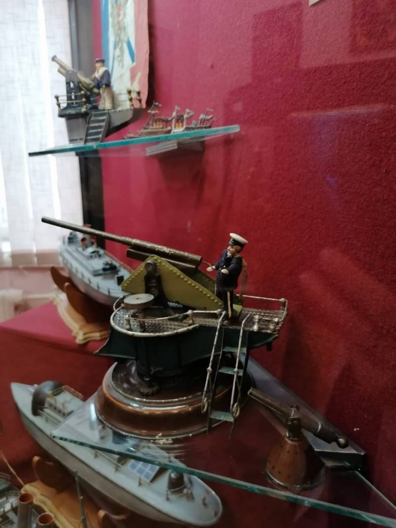 Игрушки из музея, в том числе и военные…