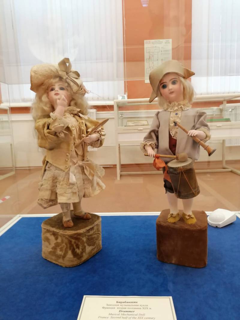 Игрушки из музея, в том числе и военные…