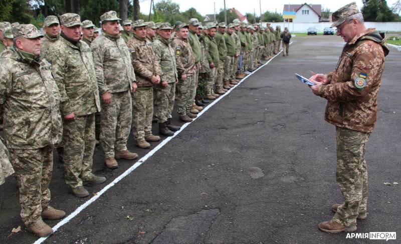 Украинский генерал: Боеспособность армии Украины стали оценивать по порядку в казармах и ведению документации